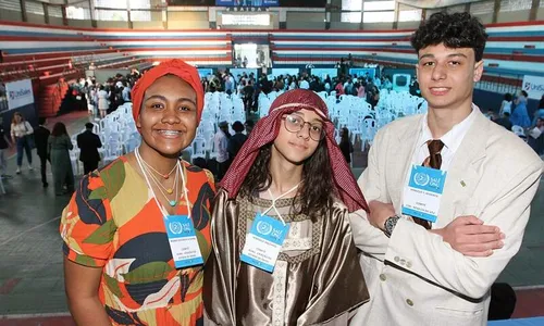 
          Imagem ilustrativa da imagem Alunos aprendem como são os debates da ONU
          