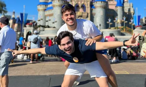 
          Imagem ilustrativa da imagem Álvaro anuncia fim de noivado: ‘Terminou comigo por mensagem’
          