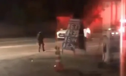 
          Imagem ilustrativa da imagem Ameaçada por bandido, mulher ajoelha, faz oração e arma falha no ES
          