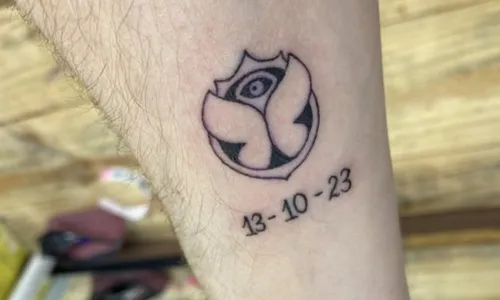 
          Imagem ilustrativa da imagem Amigos tatuam data cancelada do Tomorrowland Brasil
          