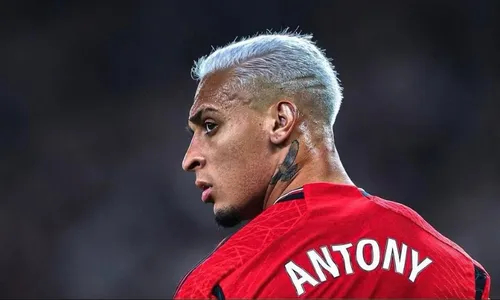 
          Imagem ilustrativa da imagem Antony é reintegrado ao Manchester United após acusações de agressão contra ex
          