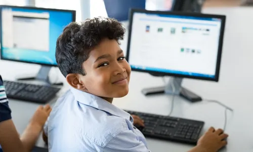 
          Imagem ilustrativa da imagem Apenas 58% das escolas no Brasil têm computador e internet para alunos
          