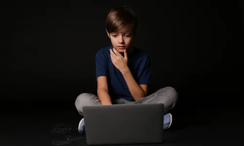 
          Imagem ilustrativa da imagem Aprenda a proteger os filhos dos pedófilos que agem on-line
          