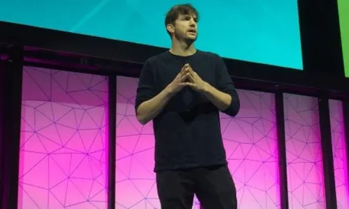 
          Imagem ilustrativa da imagem Ashton Kutcher deixa ONG após apoiar amigo condenado por estupros
          