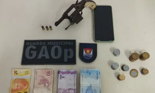 
          Imagem ilustrativa da imagem Assaltantes são detidos por guardas municipais durante blitz em Vitória
          