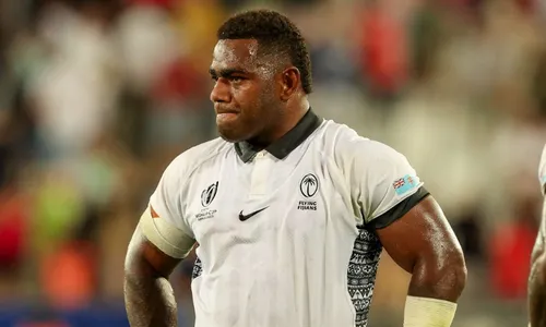 
          Imagem ilustrativa da imagem Astro do rúgbi não vai a funeral do filho para continuar na Copa do Mundo
          