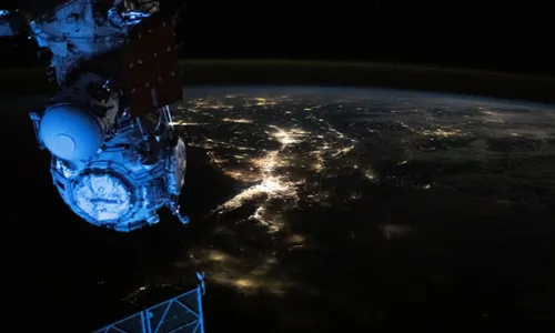 
          Imagem ilustrativa da imagem Astronautas deixam "cair" maleta com ferramentas durante caminhada no espaço
          