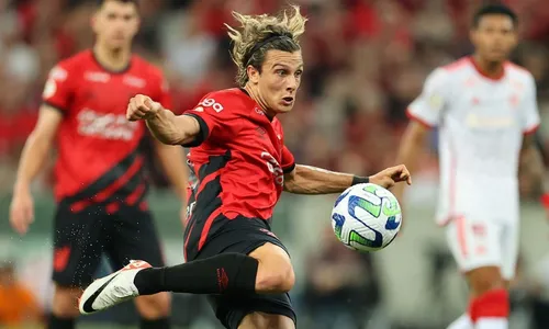 
          Imagem ilustrativa da imagem Athletico supera lesão de Vitor Roque, bate Inter no fim e tira o Flamengo do G6
          