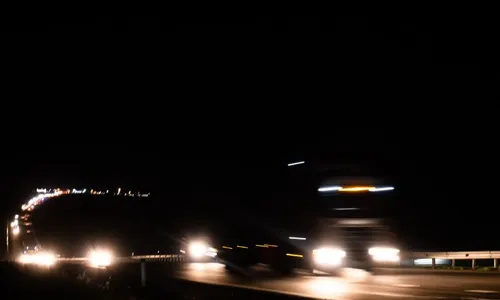 
          Imagem ilustrativa da imagem Avenidas do Recife viram playground para corridas de alta velocidade
          