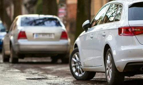 
          Imagem ilustrativa da imagem Avô tenta estacionar carro e atropela neta, companheira e garçom em bar
          