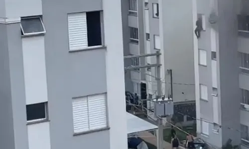 
          Imagem ilustrativa da imagem Avós que pularam de prédio após neta atear fogo em sofá haviam proibido o celular
          