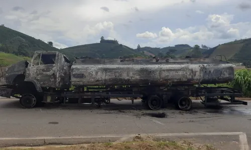 
          Imagem ilustrativa da imagem BR-262 no ES é totalmente interditada após incêndio em carretas
          