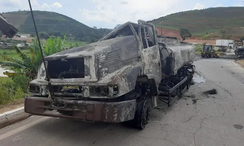 
          Imagem ilustrativa da imagem BR-262 no ES é totalmente interditada após incêndio em carretas
          