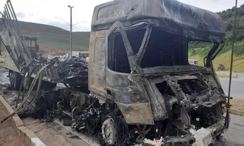 
          Imagem ilustrativa da imagem BR-262 no ES é totalmente interditada após incêndio em carretas
          