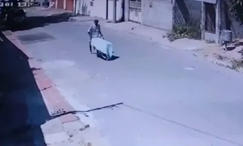 
          Imagem ilustrativa da imagem Bandido invade casa, come ovo frito e foge com TV e objetos na Serra
          