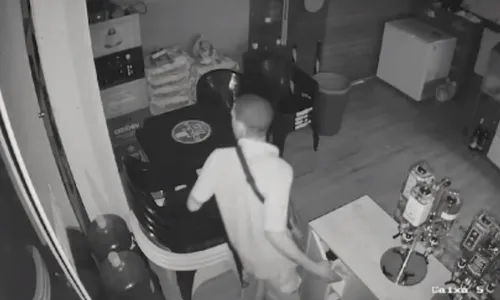 
          Imagem ilustrativa da imagem Bandidos invadem distribuidora e causam prejuízo a comerciante na Praia da Costa
          