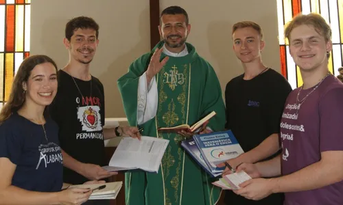 
          Imagem ilustrativa da imagem Bênção das canetas para provas do Enem
          