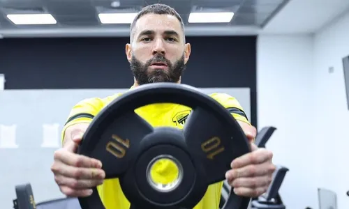 
          Imagem ilustrativa da imagem Benzema diz que trocou Real Madrid pela Arábia para ter paz como muçulmano
          