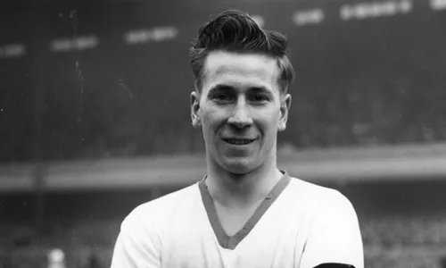 
          Imagem ilustrativa da imagem Bobby Charlton, um dos maiores nomes do futebol inglês, morre aos 86 anos
          