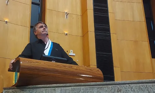 
          Imagem ilustrativa da imagem Bolsonaro recebe homenagem na Assembleia Legislativa do ES
          