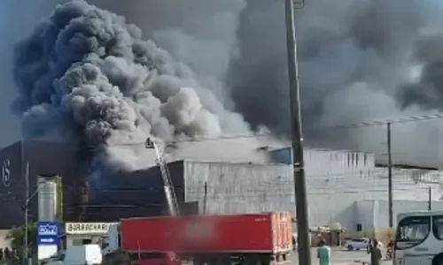 
          Imagem ilustrativa da imagem Bombeiros de outros municípios ajudam a combater incêndio em fábrica de Linhares
          