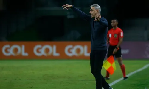 
          Imagem ilustrativa da imagem Botafogo faz nos acréscimos, mas leva empate e vê título mais longe
          