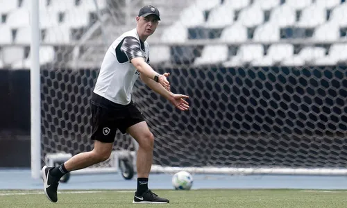 
          Imagem ilustrativa da imagem Botafogo tenta quebrar série negativa contra Cruzeiro no Nilton Santos
          