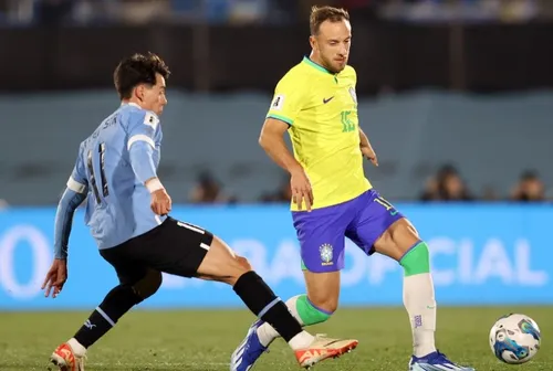 
          Imagem ilustrativa da imagem Brasil joga mal, perde jogo e Neymar tem suspeita de grave lesão no joelho
          