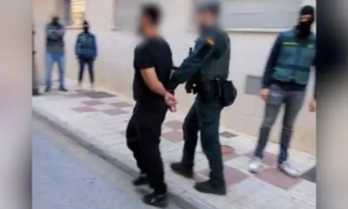 
          Imagem ilustrativa da imagem Brasileiros são presos na Espanha por suposto vínculo com Estado Islâmico
          