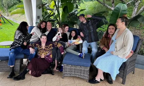 
          Imagem ilustrativa da imagem Bruce Willis faz rara aparição em foto de reunião com a família e Demi Moore; veja
          