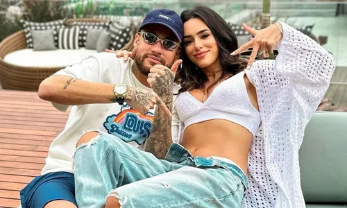 
          Imagem ilustrativa da imagem Bruna Biancardi diz que aliança de noivado com Neymar foi levada em assalto
          