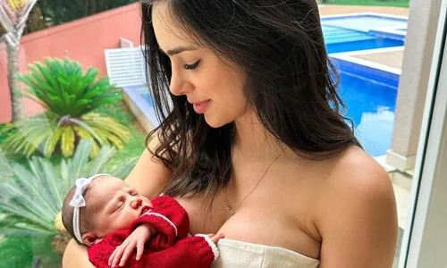 
          Imagem ilustrativa da imagem Bruna Biancardi viraliza ao presentear com uísque familiares que visitam Mavie
          