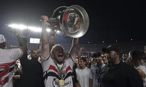 
          Imagem ilustrativa da imagem Calleri revela que joga lesionado há 6 meses e que vai operar após título
          