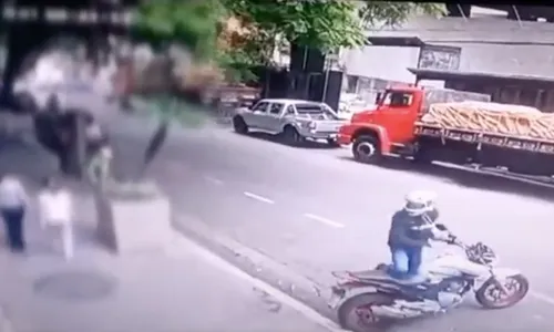 
          Imagem ilustrativa da imagem Câmeras flagram dois assaltos ao mesmo tempo em rua de bairro nobre de SP
          