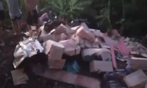 
          Imagem ilustrativa da imagem Caminhão com ovos tomba e motorista é socorrido em estado grave no ES
          