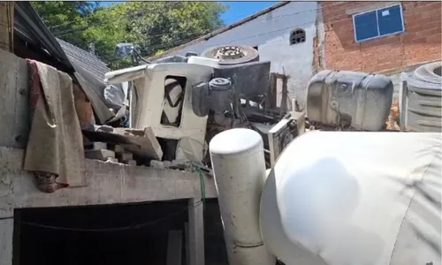 
          Imagem ilustrativa da imagem Caminhão tomba e atinge casas em Cariacica; imóveis estão interditados
          