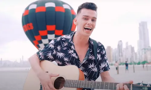 
          Imagem ilustrativa da imagem Cantor sertanejo de 23 anos morre após carro cair em ribanceira em SC
          