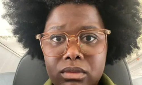 
          Imagem ilustrativa da imagem Cantora denuncia racismo por 'revista' no cabelo em aeroporto; deputados protestam
          