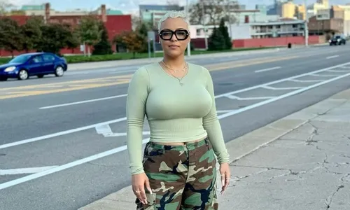 
          Imagem ilustrativa da imagem Cantora gospel expõe bronca de comissário de bordo por cantar em pleno voo
          