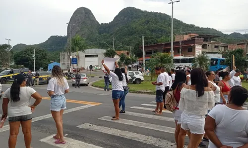 
          Imagem ilustrativa da imagem Carolayne: mãe nega que filha tenha sido morta por não abrir vidro e fala em ameaça
          