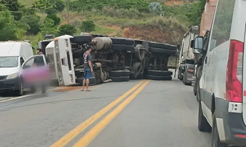 
          Imagem ilustrativa da imagem Carreta tomba e interdita BR-101 no ES
          