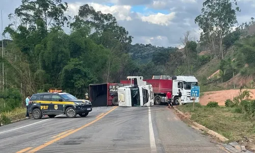 
          Imagem ilustrativa da imagem Carreta tomba e interdita BR-262 no ES
          