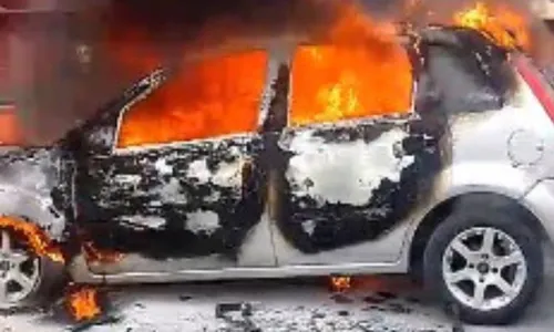 
          Imagem ilustrativa da imagem Carro pega fogo na descida da Segunda Ponte, em Vitória
          