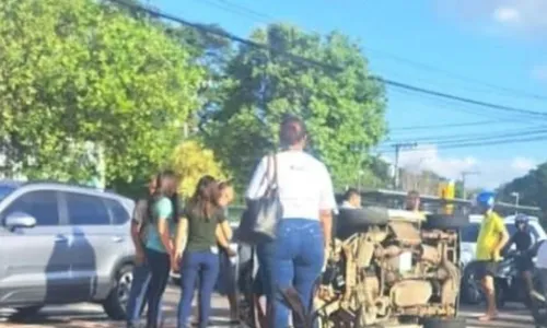 
          Imagem ilustrativa da imagem Carro perde controle e tomba em avenida de Vitória
          