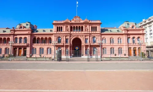 
          Imagem ilustrativa da imagem Casa Rosada é isolada após ameaça de bomba no fim das eleições na Argentina
          