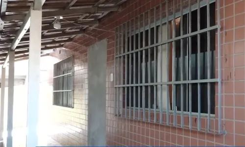 
          Imagem ilustrativa da imagem Casa de professores é invadida e assaltantes ameaçam estuprar vítima em Cariacica
          