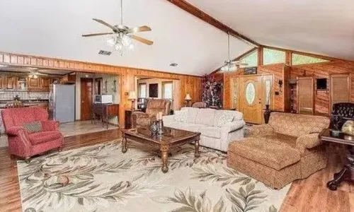 
          Imagem ilustrativa da imagem Casarão onde Britney Spears passou infância está à venda por mais de R$ 5 milhões
          