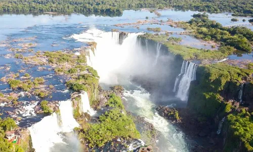 
          Imagem ilustrativa da imagem Cataratas do Iguaçu têm aumento de vazão e passarela é fechada
          