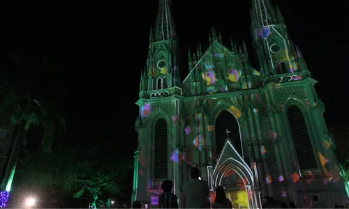 
          Imagem ilustrativa da imagem Catedral de Vitória vira point para fotos com iluminação
          