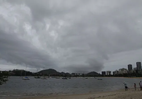 
          Imagem ilustrativa da imagem Chuva ou sol? Veja a previsão do tempo para o início da semana no ES
          